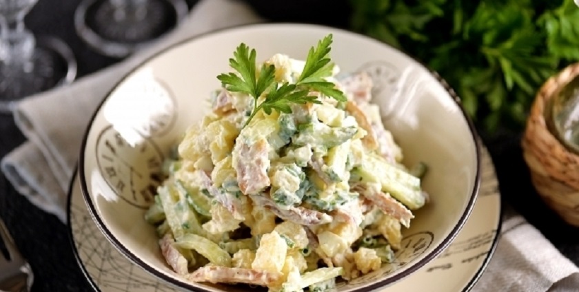 Сытный салат из копченых ушек и картофеля: калорийно, но очень вкусно!