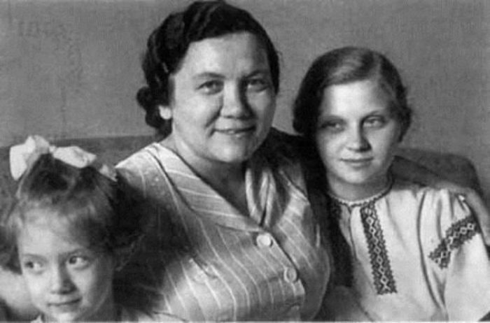Самая нестандартная первая леди СССР: Почему появление жены Хрущева в Европе вызвало ажиотаж Самая нестандартная первая леди СССР: Почему появление жены Хрущева в Европе вызвало ажиотаж