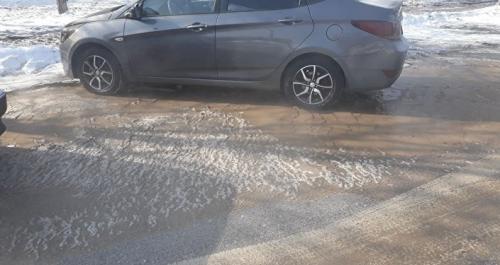 Вода прорвалась из трубы и залила улицу в Алматы