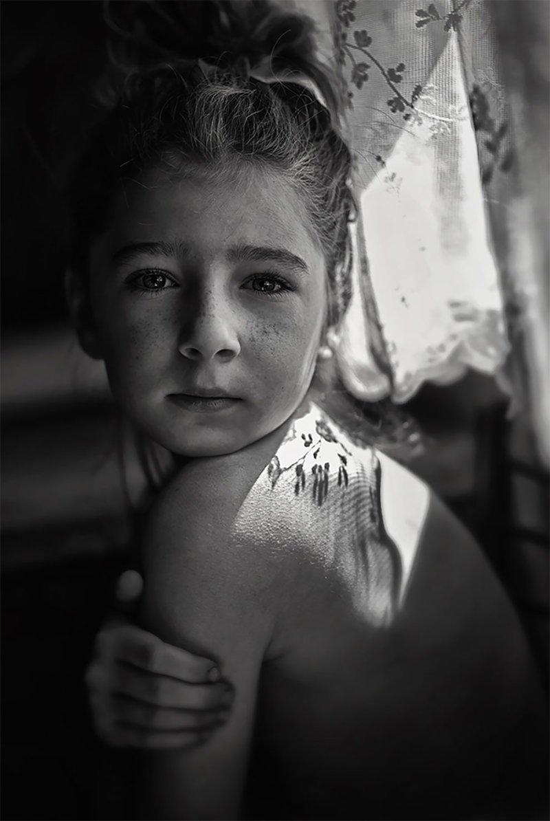 "Ранним утром" (фото: Татьяна Айги, Россия) B&W Child Photo Contest, детство, конкурс, победитель, ребенок, снимок, фотография