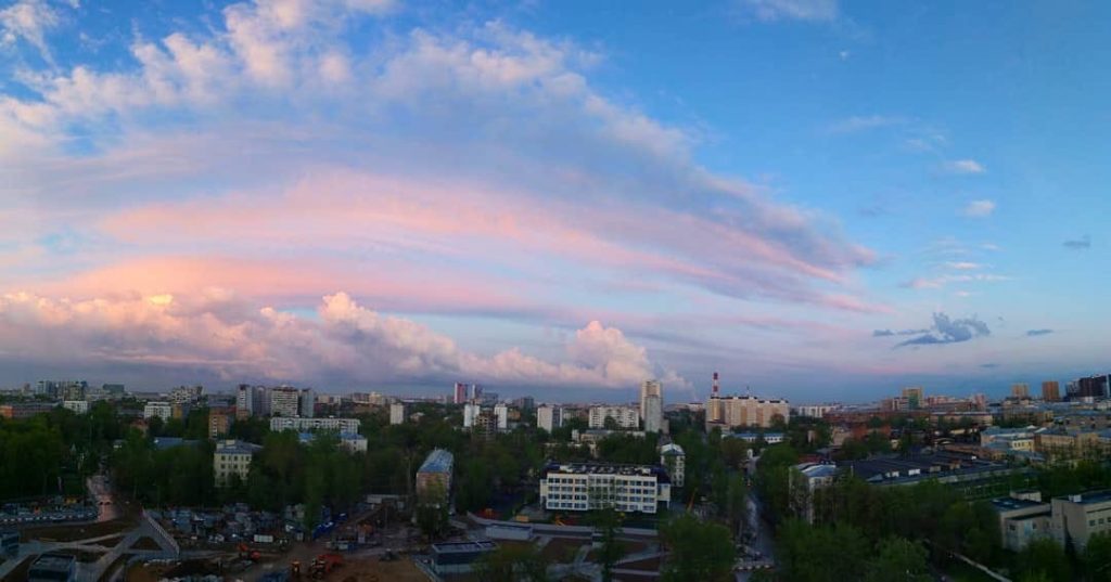 Фото дня: небо над районом Лефортово превратилось в розовую вату