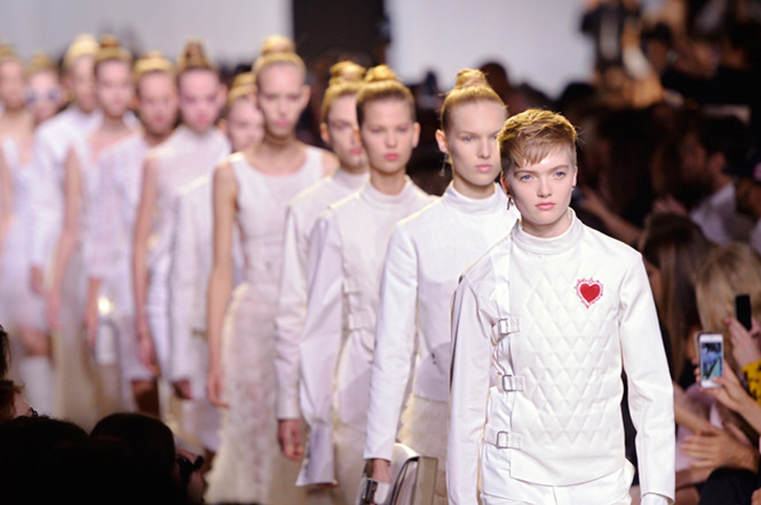 Показ первой коллекции Кьюри в Dior. Показ первой коллекции Кьюри в Dior.