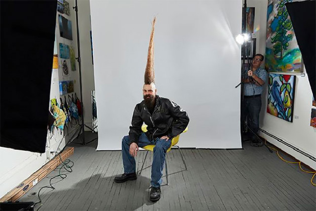 Житель Миннесоты побил мировой рекорд, сделав на голове ирокез высотой 108 см