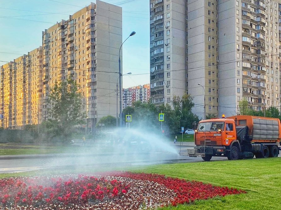 Митинский «Жилищник» поливает газоны и цветники каждый вечер