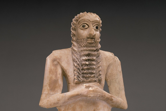 Шумерская статуэтка молящегося мужчины, около 2900—2600 лет до н.э. Метрополитен-музей, Нью-Йорк