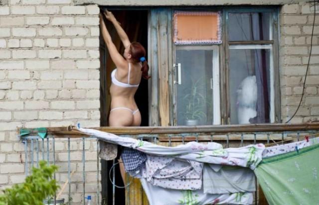 А из нашего окна тётя голая видна! Чего только не увидишь, выглянув в окно утром А из нашего окна тётя голая видна! Чего только не увидишь, выглянув в окно утром