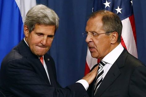 Русская имперская дипломатия. XXI век. Высший пилотаж.

На вчерашних переговорах в Лондоне по Украине Лавров предложил Керри для подписания документ, в котором заложен следующий алгоритм по выводу украинского недогосударства из кризиса: 

1. Незамедлительное выполнение Соглашения, подписанного Януковичем с европейскими дипломатами 21 февраля 2014 г.: изъятие нелегального оружия, освобождение незаконно занятых зданий, улиц и площадей, проведение расследования актов насилия в декабре 2013 г. - феврале 2014 г. 

2. Созыв конституционного собрания с равным представительством всех украинских регионов для новой федеративной конституции, в соответствии с которой:
- русскому языку наряду с украинским будет предоставлен статус второго государственного языка; 
- регионы получают право самостоятельно прямым голосованием избирать органы своей законодательной и исполнительной власти и наделяются широкими полномочиями в вопросах экономики и финансов, социальной сферы, языка, образования, внешних межрегиональных связей, при обеспечении защиты прав национальных меньшинств, проживающих в каждом субъекте федерации; 
- будет запрещено и наказуемо вмешиваться в дела церкви и в межконфессиональные отношения. 

3. Конституция принимается на всенародном референдуме, сразу после чего проходят общенациональные выборы высших органов государственной власти Украины и выборы органов законодательной и исполнительной власти в каждом субъекте федерации. 

4. Результаты крымского референдума от 16 марта признаются легитимными.

_____________________

То есть:

а) Крым однозначно отходит России;

б) Украина превращается в федеративную республику с широкой автономией входящих в нее субъектов - фактически речь идет о мирном оформлении уже состоявшегося раскола страны. При таком варианте Украина из возможного театра военных действий превращается в поле для политической борьбы США, ЕС и России;

в) всё по закону - предложение России полностью соответствует его букве, включая нормы международного права;

г) всё в духе демократии - пусть народ сам определяет свою судьбу: выборы, референдумы, новая Конституция...

А теперь ответьте на вопрос: ну и к чему здесь можно подкопаться? Ну чтобы, например, выступить в какой-нибудь Гааге с возмущенным воплем: "Вы посмотрите что нам предлагают эти чертовы русские! Это же нарушение всех конвенций!"

Да ни к чему к тут не придерешься. Россия предлагает мирный, законный и абсолютно демократический вариант выхода из кризиса.

Запад отказывается? Ну что ж, не беда. Бывает.

Просто в таком случае, Россия сохраняет за собой право на защиту соотечественников, проживающих на Украине. Любыми средствами. Как и было ранее неоднократно объявлено. И, главное, хрен кто потом посмеет бросить в нас камень. Мы же предлагали мирный демократический вариант. Вы сами отказались.

Гениально! Нет слов. Надо же было так блестяще выкрутиться из еще месяц назад вчистую проигранной ситуации.

P.S.
Я, кстати, что-то с трудом могу припомнить нечто подобное даже в лучшие времена советской дипломатии. Да, по-моему, и не было у нас даже при СССР такого периода столь убедительной внешнеполитической мощи, выраженной в столь ярких победах на международной арене. Вспомните последние пару лет, всё, что происходило в мире и так или иначе затрагивало наши интересы. Вспомните и попробуйте найти нечто схожее в истории Советского Союза. Аналогичный уровень успеха.

9 мая не предлагать.

http://arguendi.livejournal.com/835411.html