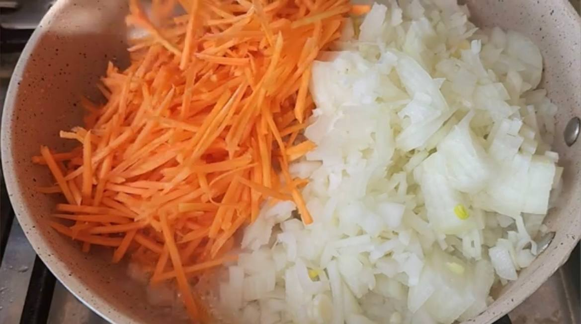 Добрый день мои дорогие! Сегодня поделюсь самым необычном рецептом узбекской кухни. «Хамир хасып» некоторые называют «голубцы в тесте» или фаршированным тестом.-4