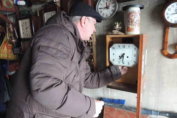 Чтобы восстановиться после инсульта, челябинец отремонтировал сотню часов с маятником Челябинск, часы, часовщики, Лига Инженеров, длиннопост