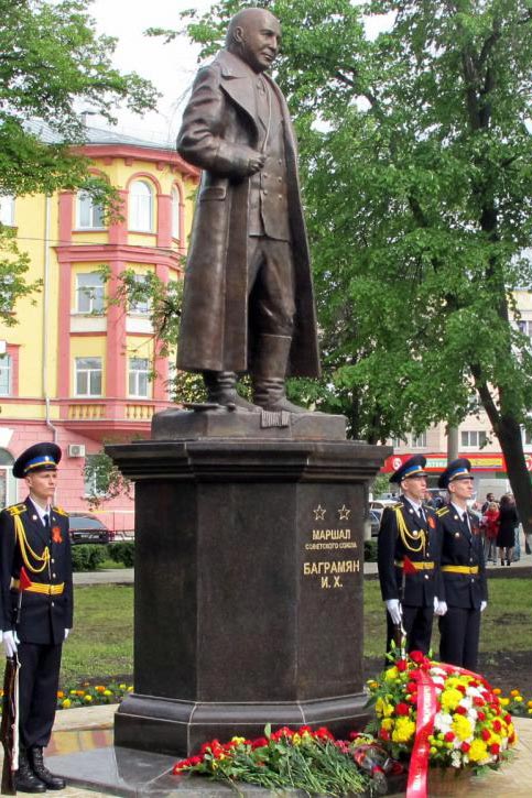А вот в "бойне" советских армий на украинских землях СССР он лично - не виноват А вот в "бойне" советских армий на украинских землях СССР он лично - не виноват