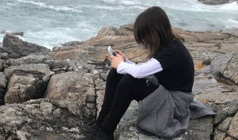 «Мой твитит прям с дерева»: родители делятся фотографиями детей, которые ничего не видят вокруг, уткнувшись в телефон
