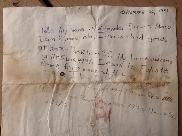 Смертоносный ураган выбросил на берег океана письмо в бутылке, отправленное 30 лет назад