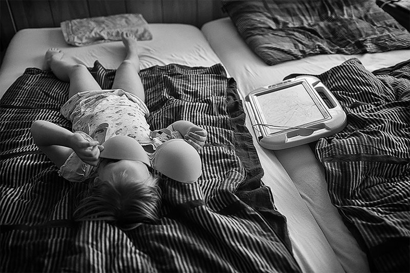 "Одним утром" (фото: Кристина Овечкова, Чехия) B&W Child Photo Contest, детство, конкурс, победитель, ребенок, снимок, фотография