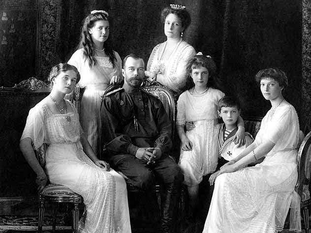 Эксперты установили подлинность останков императора Николая II и его семьи
