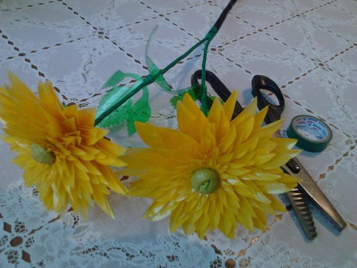 Георгины из пластиковых бутылок Георгины из пластиковых бутылок