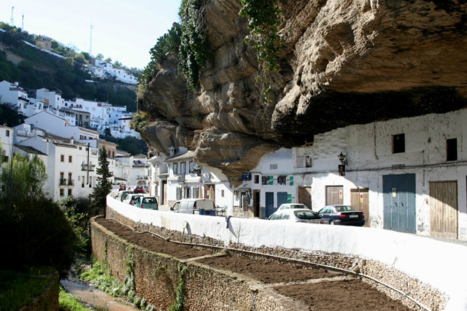 Сетениль де лас Бодегас - город под скалой