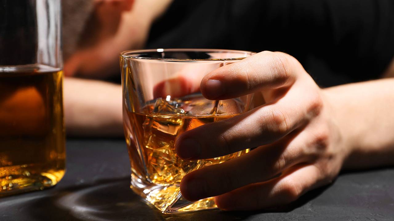 Врач раскрыл реальные последствия употребления бокала вина в день