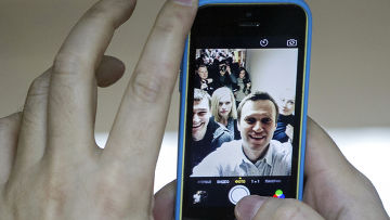 Алексей Навальный делает селфи в здании суда