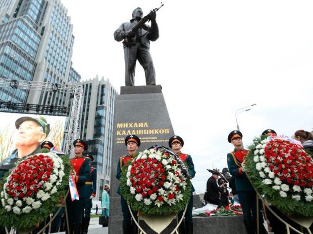 Чертеж фашистского автомата спилили с памятника Калашникову