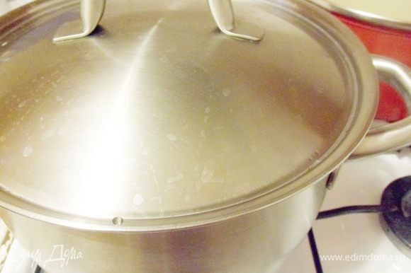 Посолить, поперчить. Залить бульоном (не перемешивать!) Тушить плов на слабом огне под крышкой около 30-40 минут. Посолить, поперчить. Залить бульоном (не перемешивать!) Тушить плов на слабом огне под крышкой около 30-40 минут.