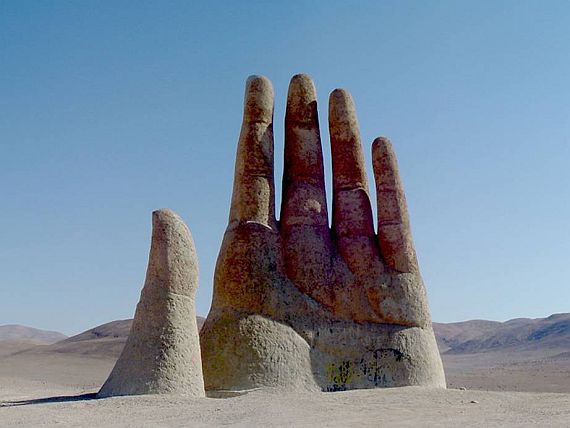 рука в песках пустыни