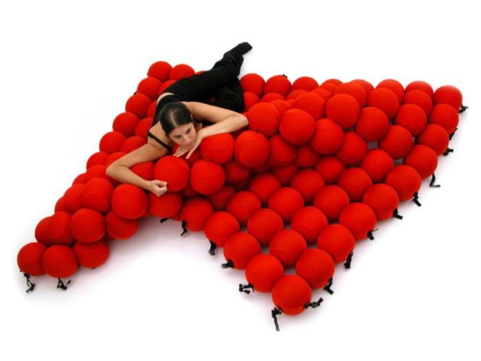 Кровать из 120 мягких шаров.
