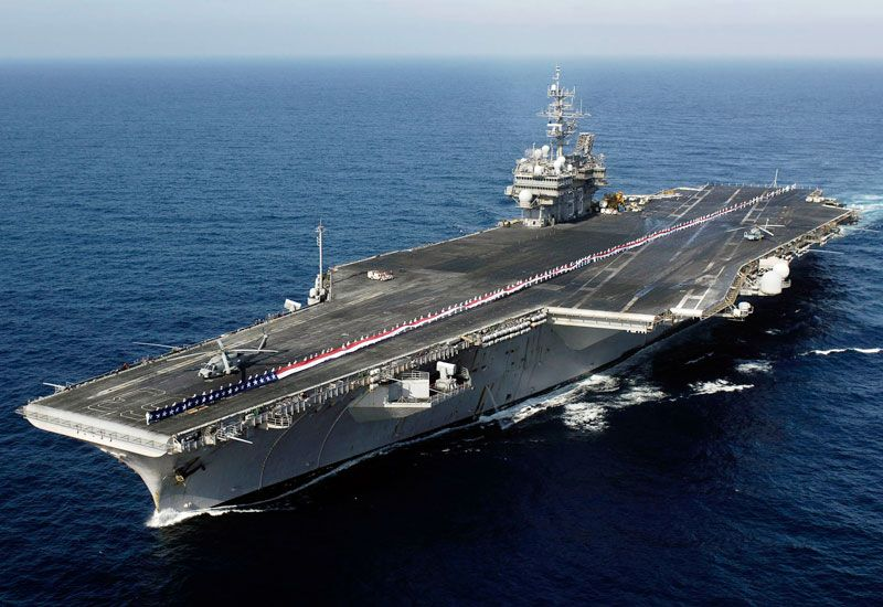 Российский воздушный ракетоносец Ту-22 условно уничтожил авианосец США "Китти Хок", после чего имитировал посадку на его палубу