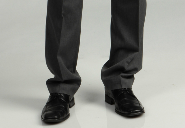 Слишком длинные брюки.