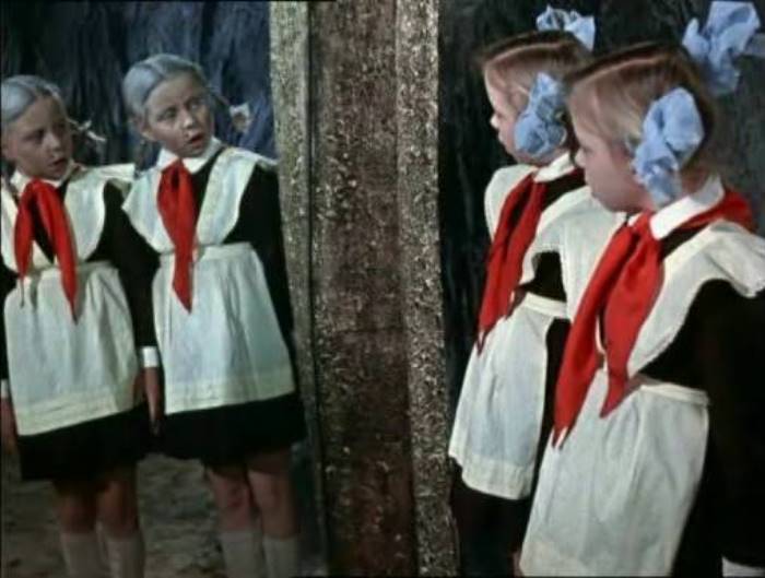 Кадр из фильма *Королевство кривых зеркал*, 1963 | Фото: kino-teatr.ru Кадр из фильма *Королевство кривых зеркал*, 1963 | Фото: kino-teatr.ru