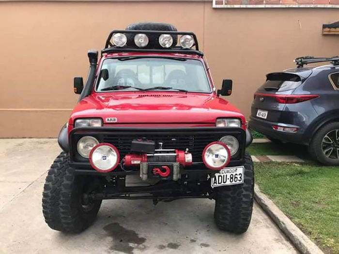 «Нива» из Эквадора оснащена шноркелем, лебедкой и «злыми» колесами. | Фото: car-profy.ru. «Нива» из Эквадора оснащена шноркелем, лебедкой и «злыми» колесами. | Фото: car-profy.ru.