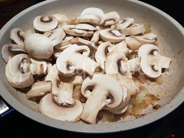 Кукурузная каша с курицей и грибами - шаг 4