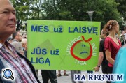 На улицу по одному стали просачиваться противники гей-парада. «Мы за свободу, вы – за болезнь», - написано…