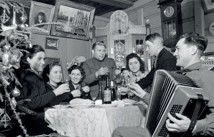 А ведь было время, когда в двери для соседей не закрывали ни в будни, ни в праздники! А ведь было время, когда в двери для соседей не закрывали ни в будни, ни в праздники!