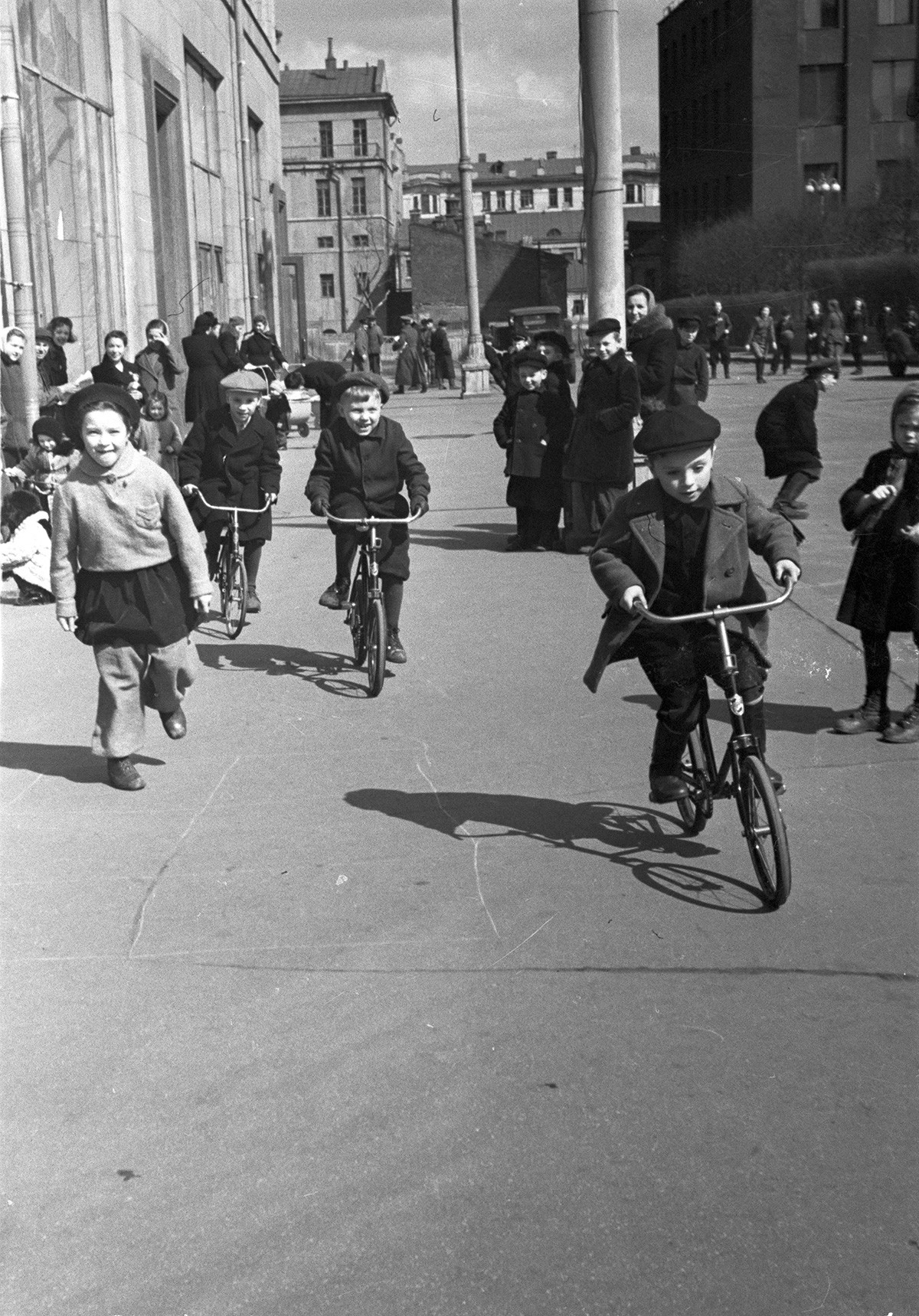 «Москва». 1930-Е годы. Фотограф Эммануил Евзерихин.