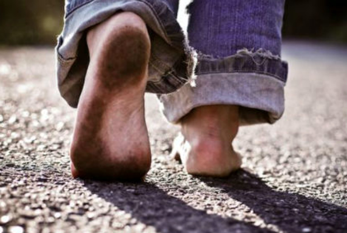 Неухоженные ступни и пальцы на ногах.