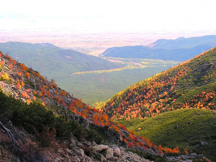 Вид с Баргузинского хребта на долину.