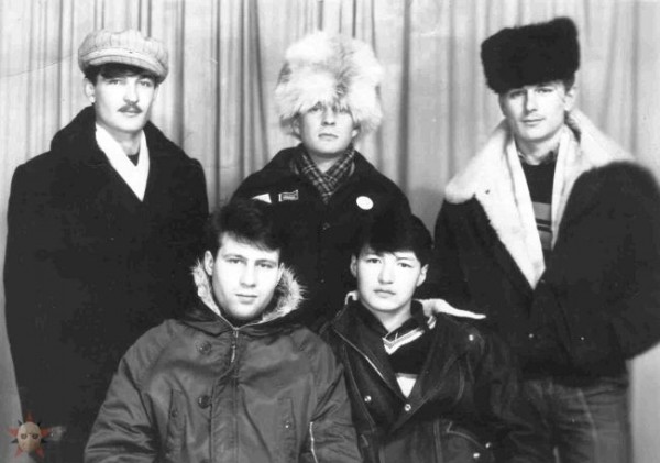 Молодежная мода начала 90-ых Молодежная мода начала 90-ых