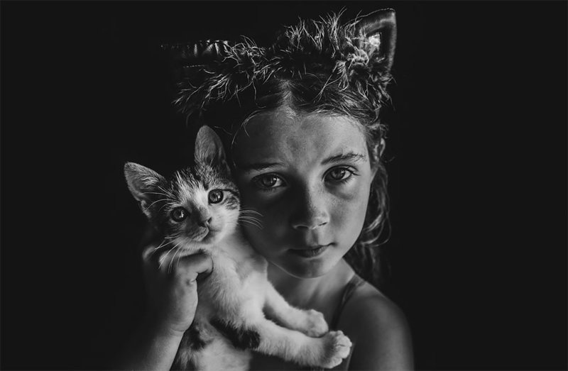 "Мой котенок" (фото: Хелен Уиттл, Австралия) B&W Child Photo Contest, детство, конкурс, победитель, ребенок, снимок, фотография