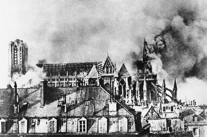 Горящий после бомбардировки собор в Реймсе. Франция, 1914 год. Горящий после бомбардировки собор в Реймсе. Франция, 1914 год.