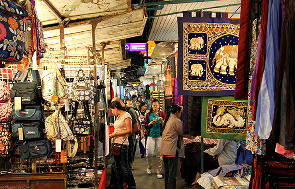 Ночной рынок (Night Bazaar) в Чиангмае Ночной рынок (Night Bazaar) в Чиангмае