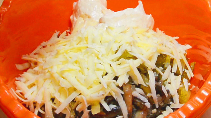 Салат с куриными сердечками, жареными грибами, огурцами и сыром салат с куриными сердечками, пошаговый рецепт с фото, видео рецепт, фоторецепт, рецепт, салат, ужин, кулинария, видео, длиннопост