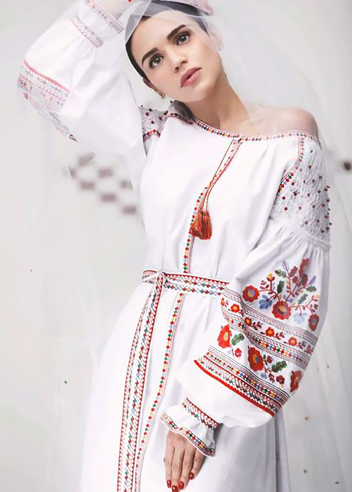 платье с белой вышивкой