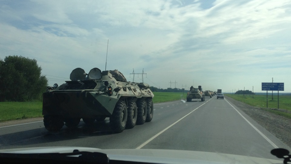 БТР столкнулся с легковым автомобилем в Кемерово