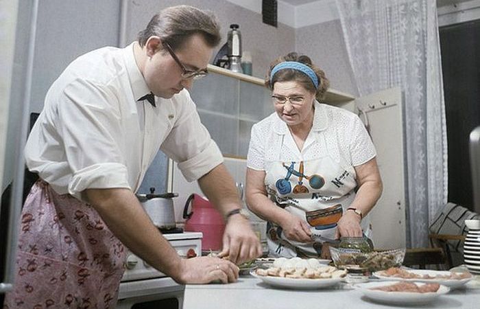 Уж если нарезать салаты, то всей семьёй. Уж если нарезать салаты, то всей семьёй.