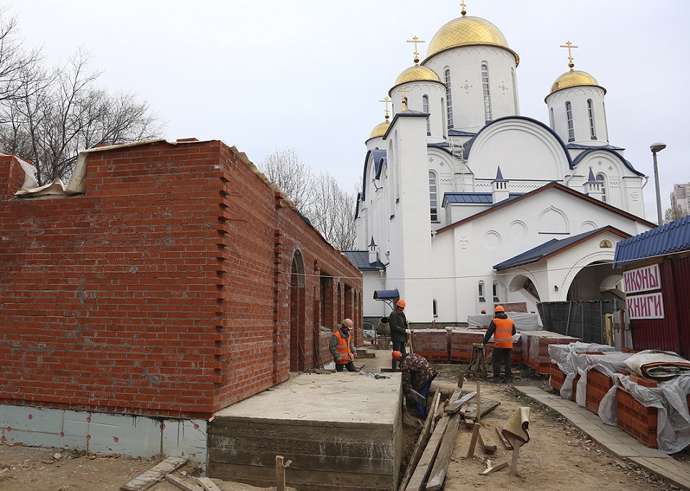 Возобновлено строительство приходского дома на территории храма Торжества Православия