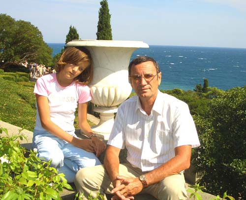 Валерий Бабич и внучка Даша Бабич. Крым, Мисхор, август 2005 года.