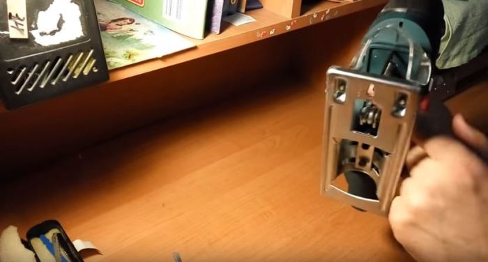 Нужно поправить. /Фото: youtune.com. Простое решение, которое заставит лобзик вновь пилить ровно