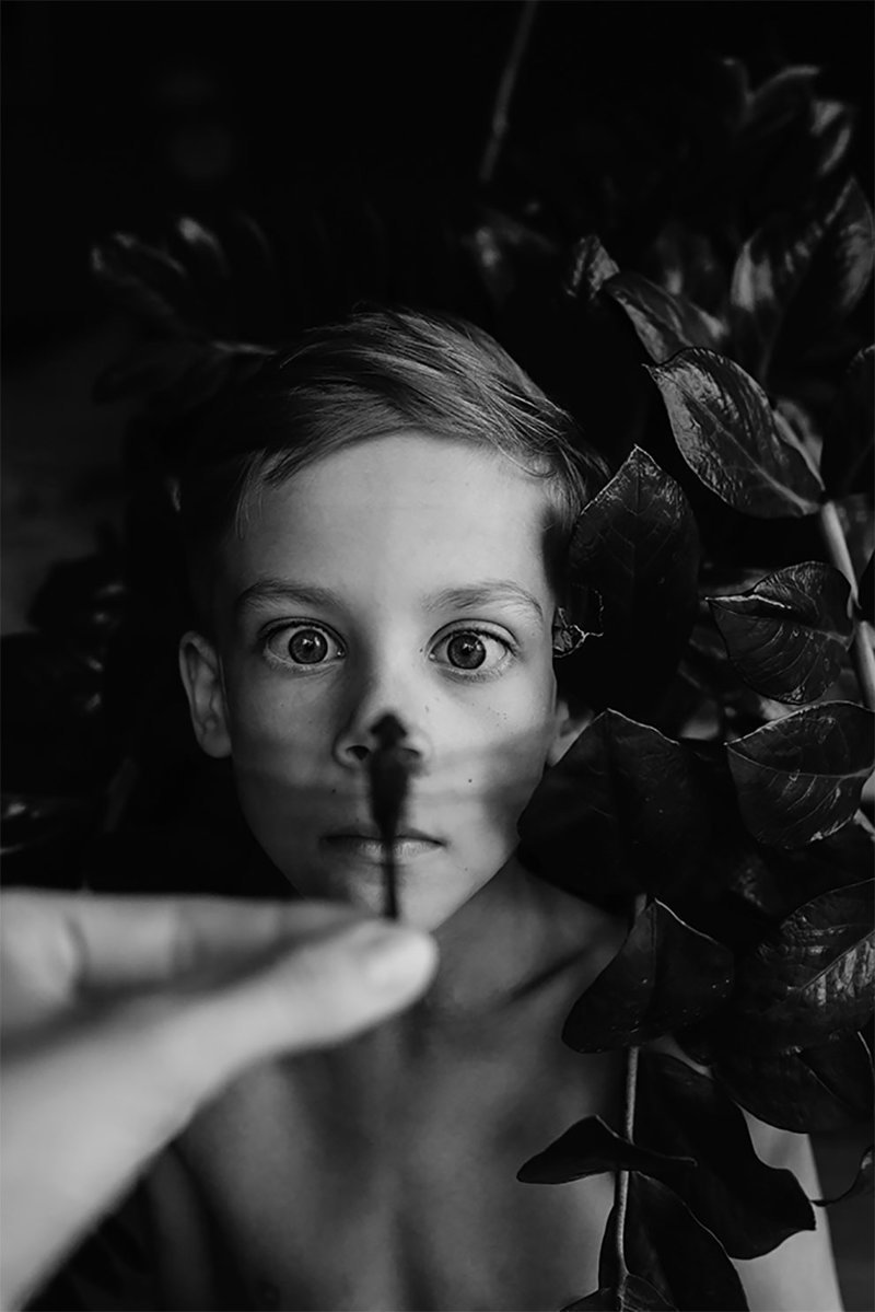 "Последняя стрекоза" (фото: Эгле Лауринавице, Литва) B&W Child Photo Contest, детство, конкурс, победитель, ребенок, снимок, фотография