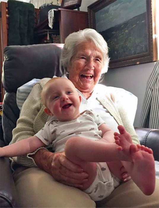 «Моя 96-летняя бабушка впервые встретилась с правнучкой, даже не могу сказать, кто из них выглядит счастливее».