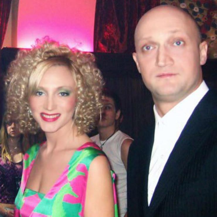 Кристина Орбакайте также спела для своего киношного "мужа" по фильмам "Любовь-морковь". Этот кадр она выложила в своем "инстаграме" Кристина Орбакайте также спела для своего киношного "мужа" по фильмам "Любовь-морковь". Этот кадр она выложила в своем "инстаграме"